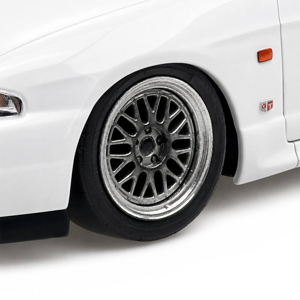 Alpine Weiss Nissan Skyline GT-R R33 1:32 Scale - Construction Set